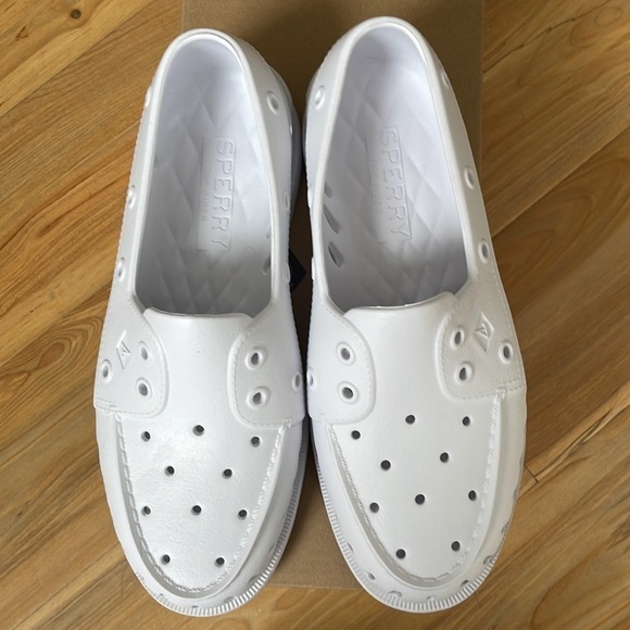 NWT white Sperry boat shoes - Picture 3 of 6